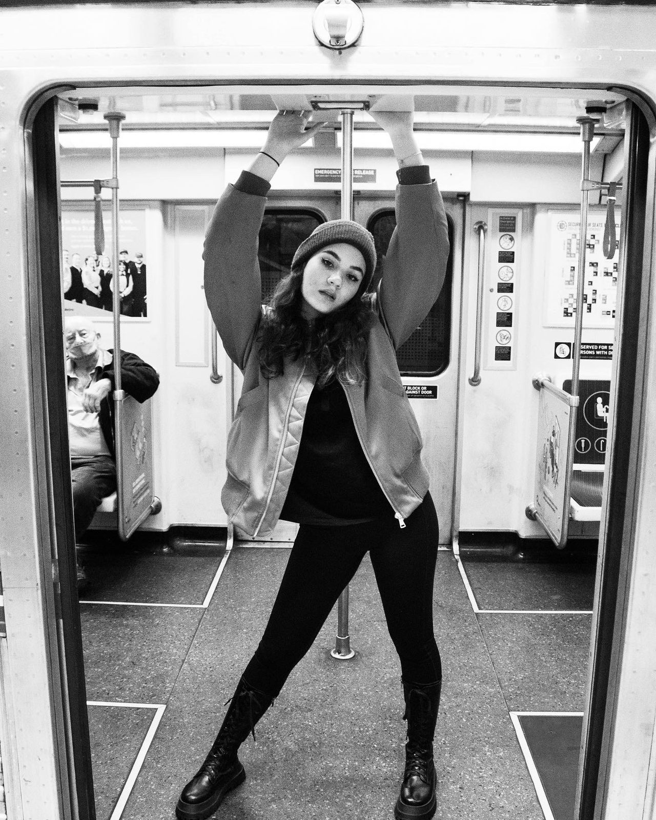 Subway car, symmetrical frame